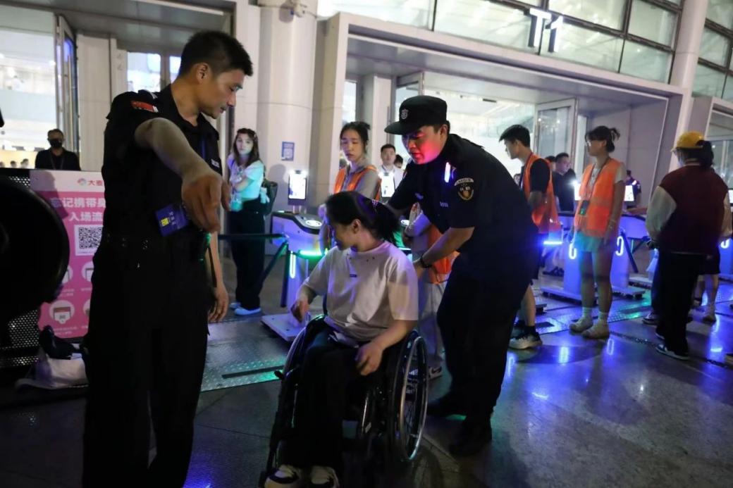 C:/Users/Administrator/Desktop/“安保鐵軍、硬核保障”2024系列報(bào)道四十二——南京市保安服務(wù)有限公司成功護(hù)航張碧晨「今兒個(gè)開心」十周年巡回演唱會(huì)南京站安保任務(wù)/5.jpg5