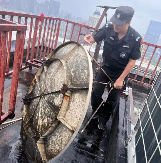 C:/Users/BA/Desktop/風(fēng)雨過后南京保安迅速行動，恢復(fù)安“寧”面貌/11.jpg11