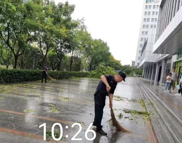 C:/Users/BA/Desktop/風(fēng)雨過后南京保安迅速行動，恢復(fù)安“寧”面貌/5.jpg5