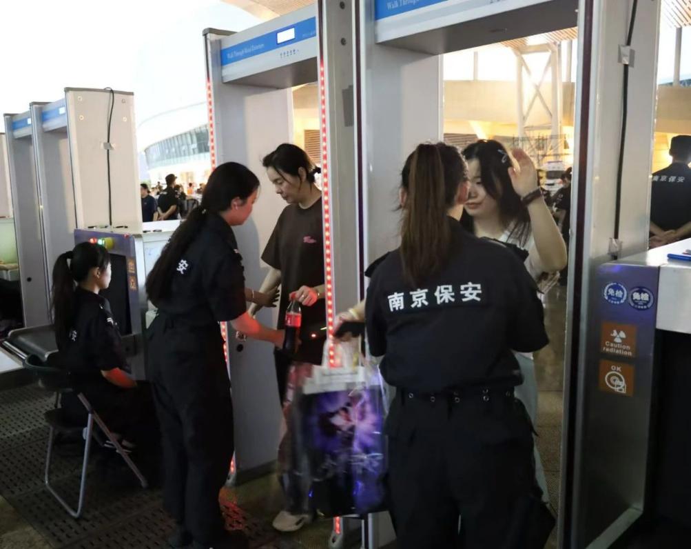 C:/Users/Administrator/Desktop/“安保鐵軍、硬核保障”2024系列報(bào)道四十二——南京市保安服務(wù)有限公司成功護(hù)航張碧晨「今兒個(gè)開心」十周年巡回演唱會(huì)南京站安保任務(wù)/2.jpg2