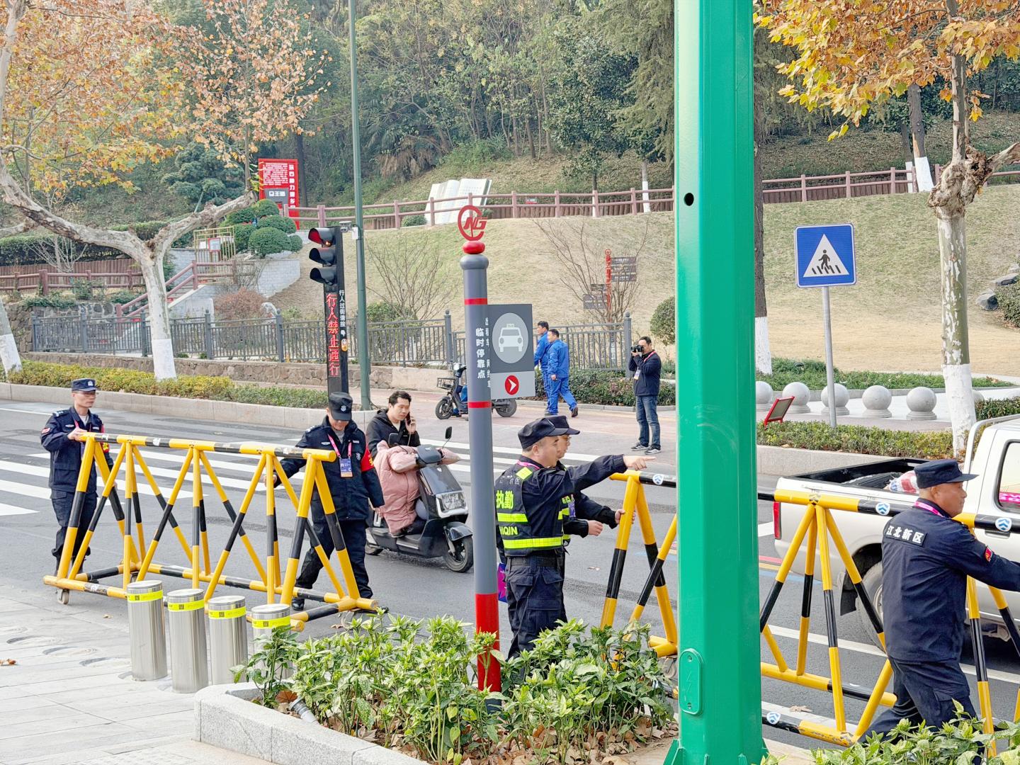 E:/25.12.10后 上傳網(wǎng)站留存/“保安衛(wèi)士”護(hù)航，熱血燃賽場！——南京市保安服務(wù)有限公司大廠分公司保障WCBA女籃聯(lián)賽激情開燃/照片/微信圖片_20251210163658_265_1.jpg微信圖片_20251210163658_265_1